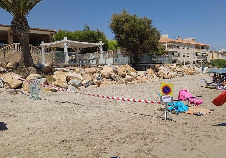 Una cinta impide el baño en la playa de Las Villas de Pilar de la Horadada (foto: Ayuntamiento de Pilar de la Horadada)