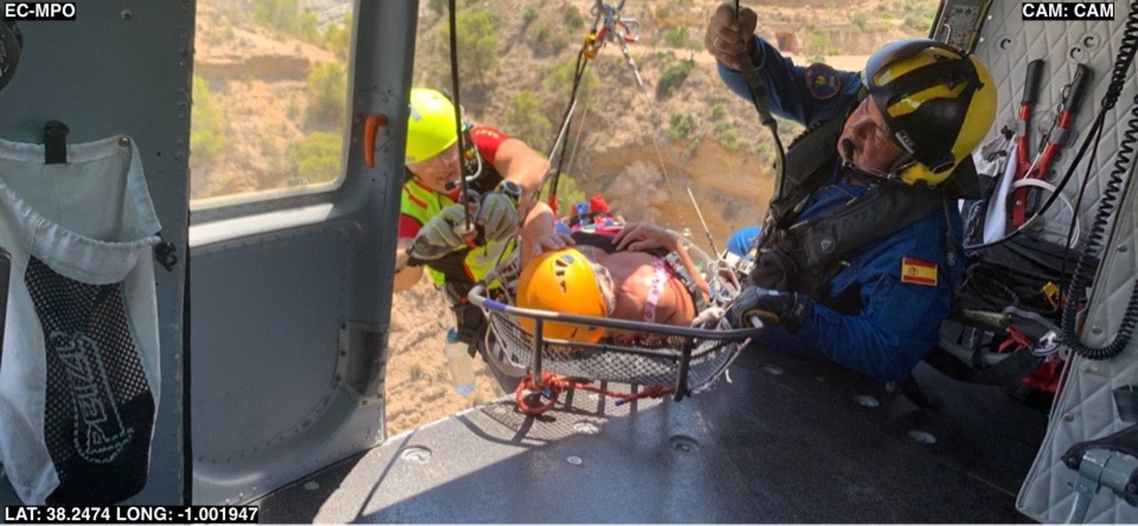 Imagen del rescate en helicóptero (foto: 112 Región de Murcia)