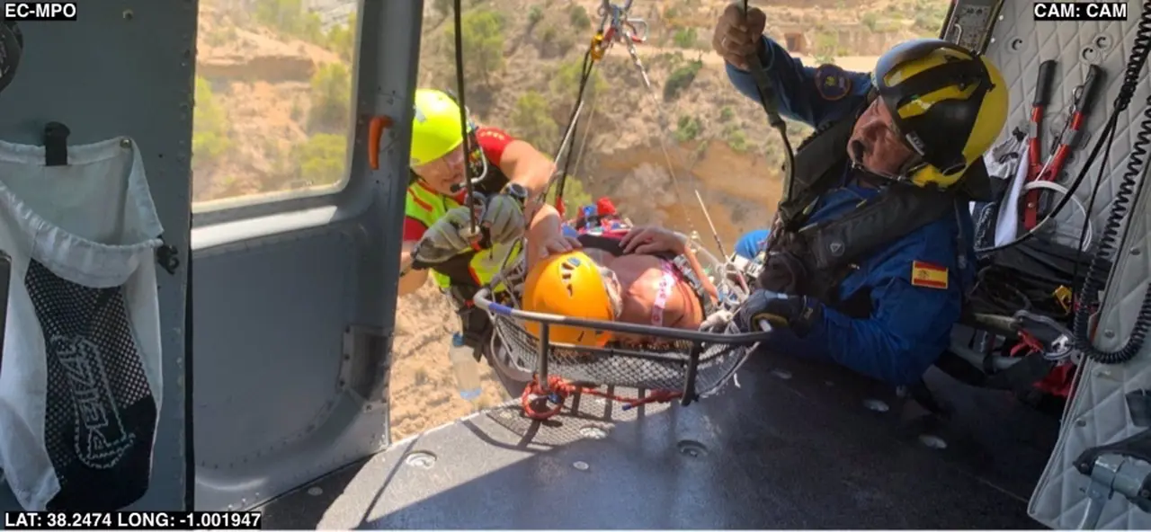 Imagen del rescate en helic&oacute;ptero (foto: 112 Regi&oacute;n de Murcia)