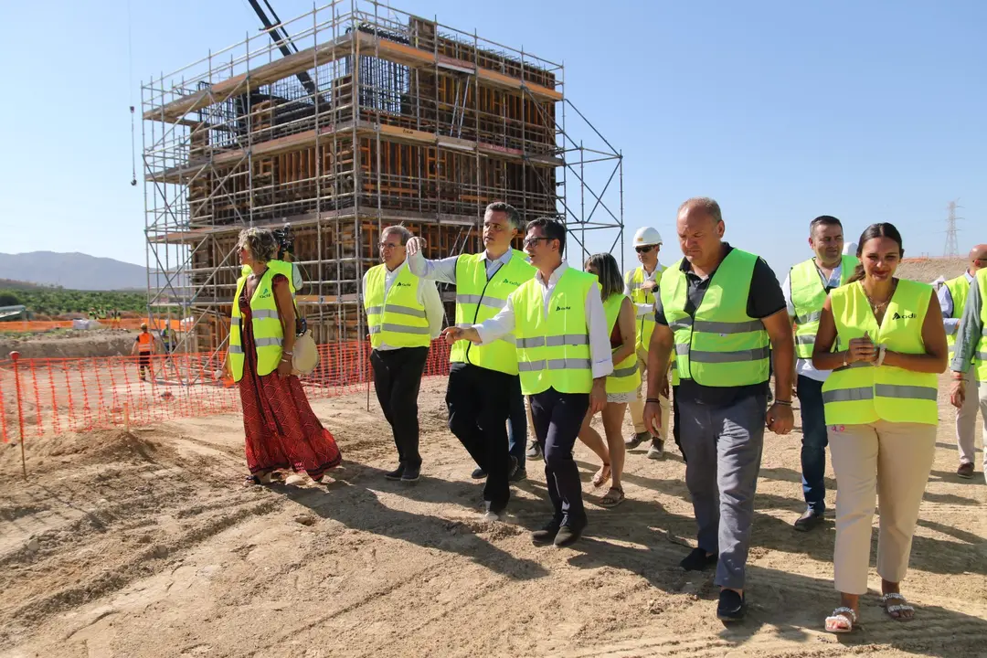 El ministro de la Presidencia, Relaciones con las Cortes y Memoria Democr&aacute;tica en funciones, F&eacute;lix Bola&ntilde;os, durante su visita a las obras de la l&iacute;nea de alta velocidad Murcia-Almer&iacute;a en el municipio almeriense de Cuevas del Almanzora (foto: Europa Press)