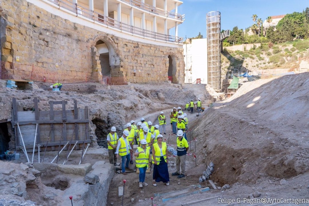 La alcaldesa de Cartagena visita la tercera fase de las excavaciones del Anfiteatro Romano (foto: Ayuntamiento de Cartagena)