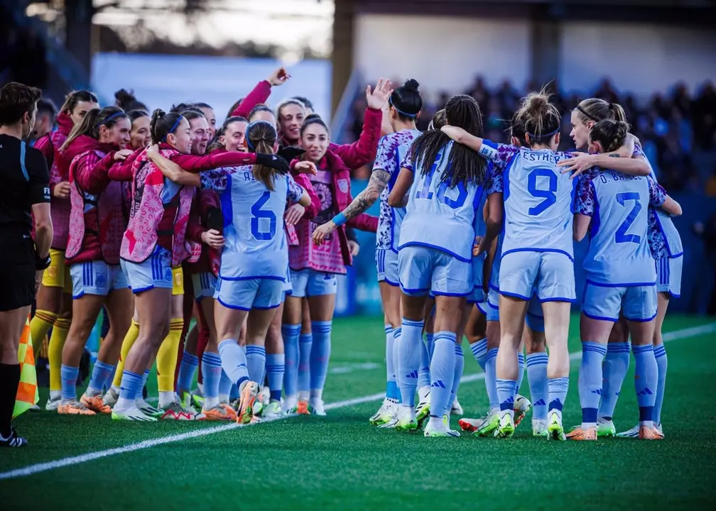 Las jugadoras de la selecci&oacute;n espa&ntilde;ola celebran el pase a cuartos en el Mundial (foto: Europa Press)