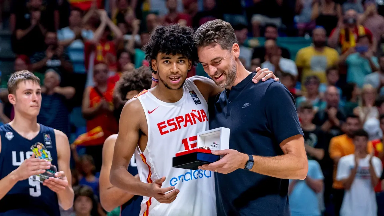 Izan Almansa junto a Pau Gasol