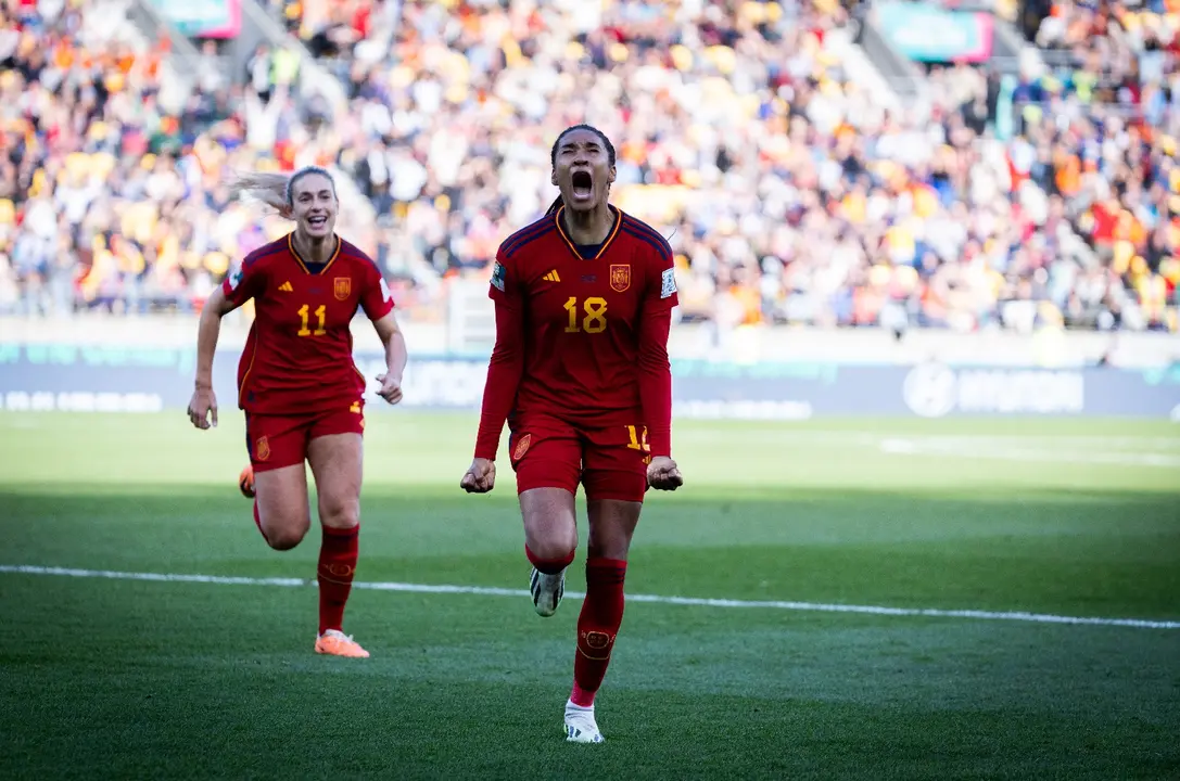 Salma Paralluelo celebra el gol de la victoria de Espa&ntilde;a ante Pa&iacute;ses Bajos (foto: RFEF)