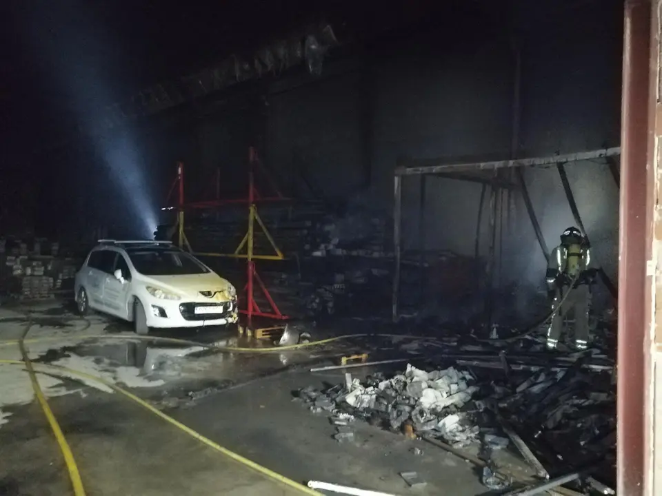 Incendio en una nave (foto: CEIS)