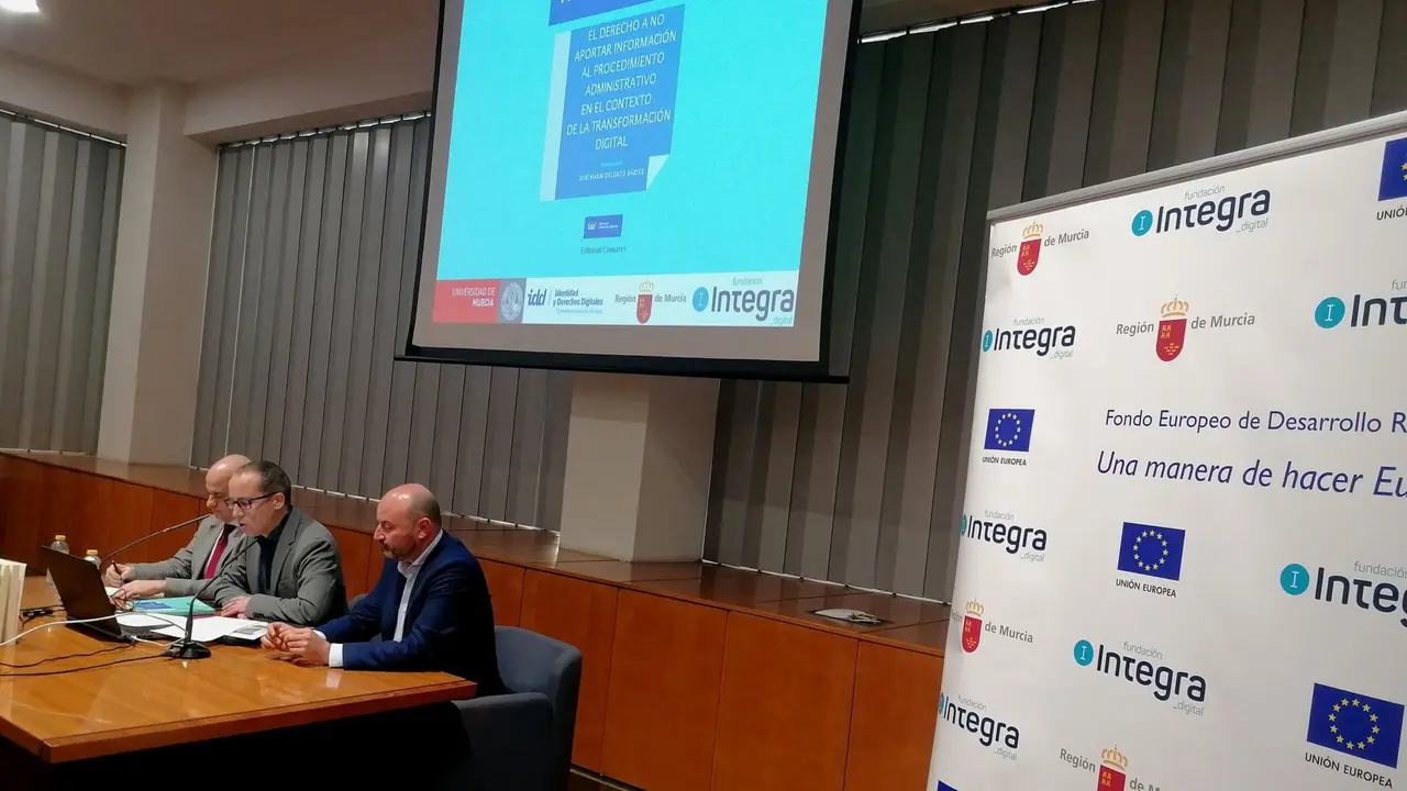 Imagen de la presentaci&oacute;n de la publicaci&oacute;n 'El derecho a no aportar informaci&oacute;n al procedimiento administrativo en el contexto de la transformaci&oacute;n digital'.