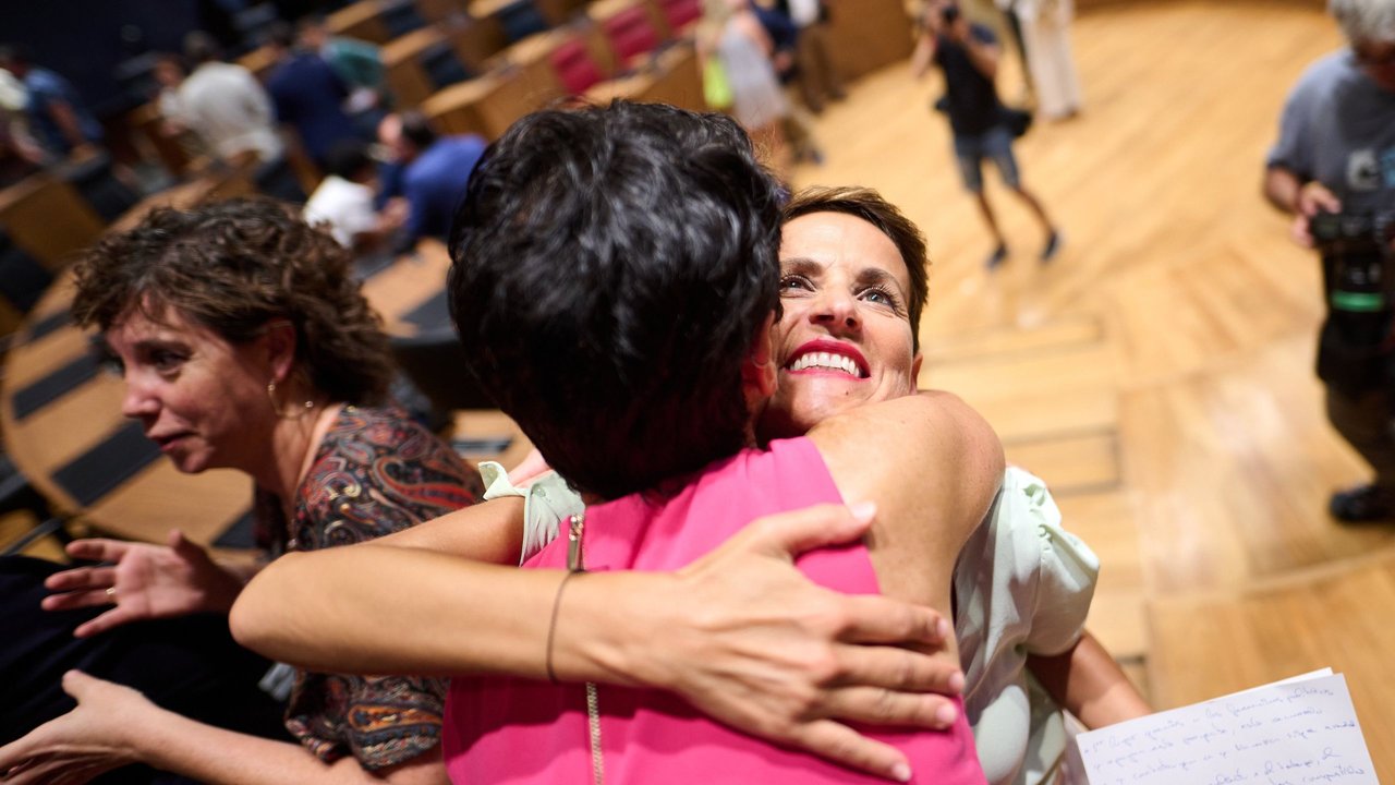 María Chivite, a la derecha, se abraza a una compañera del PSOE-PSN tras lograr la investidura