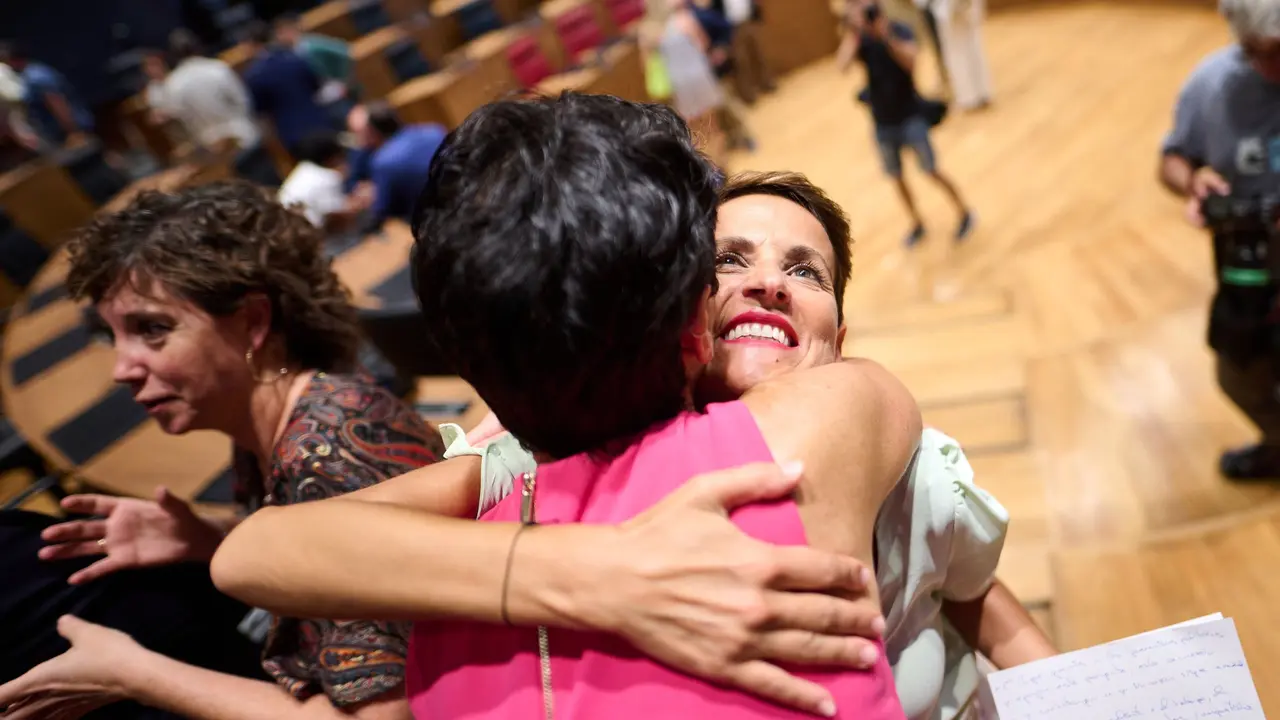 Mar&iacute;a Chivite, a la derecha, se abraza a una compa&ntilde;era del PSOE-PSN tras lograr la investidura