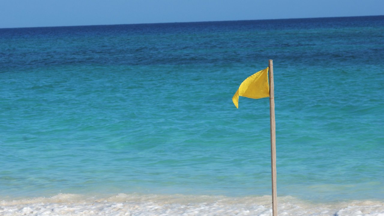 Bandera amarilla en una playa