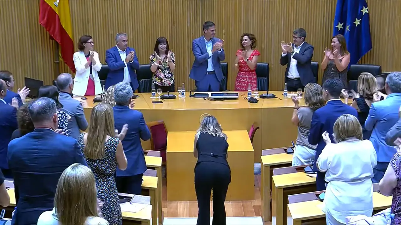 S&aacute;nchez, en el centro, este lunes en el Congreso de los Diputados