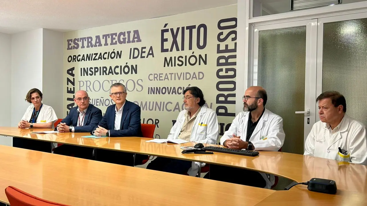 El consejero de Salud en funciones, Juan Jos&eacute; Pedre&ntilde;o, mantuvo un encuentro con los profesionales del equipo de cirug&iacute;a de la Arrixaca