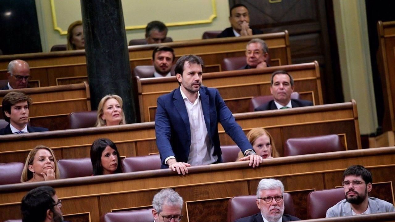 Javier Sánchez Serna, en el momento de prometer su cargo de diputado