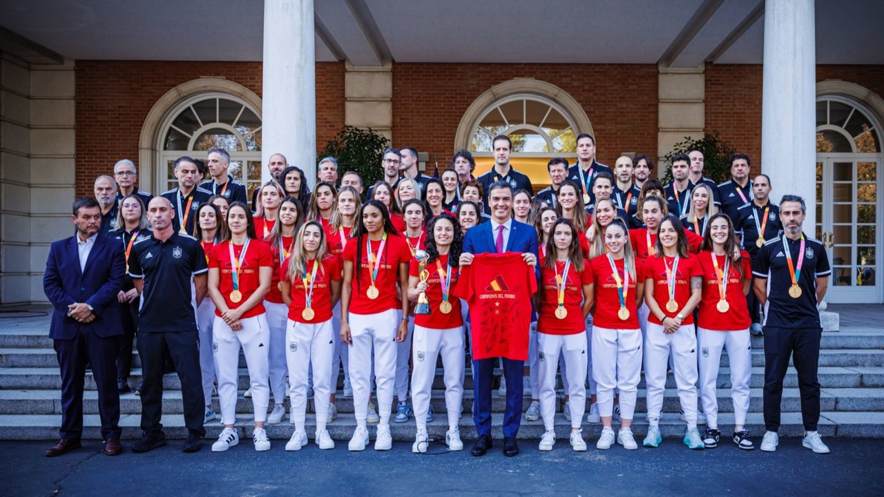 La selección española de fútbol femenino, junto al presidente del Gobierno
