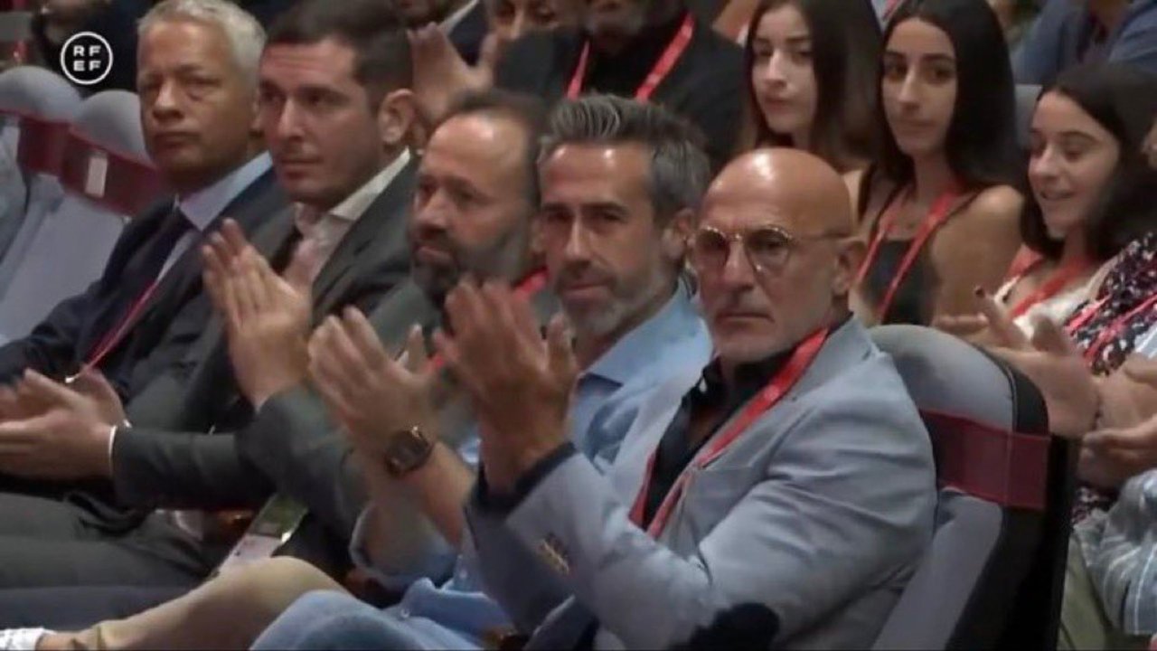 Luis de la Fuente, a la derecha, aplaudiendo el discurso de Rubiales este viernes en la Asamblea de la RFEF