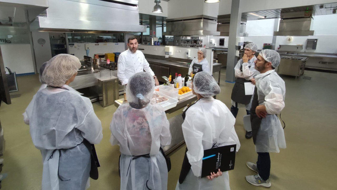 Uno de los talleres celebrados en la última edición de 'Gastrojueves' dirigido por el chef David López.