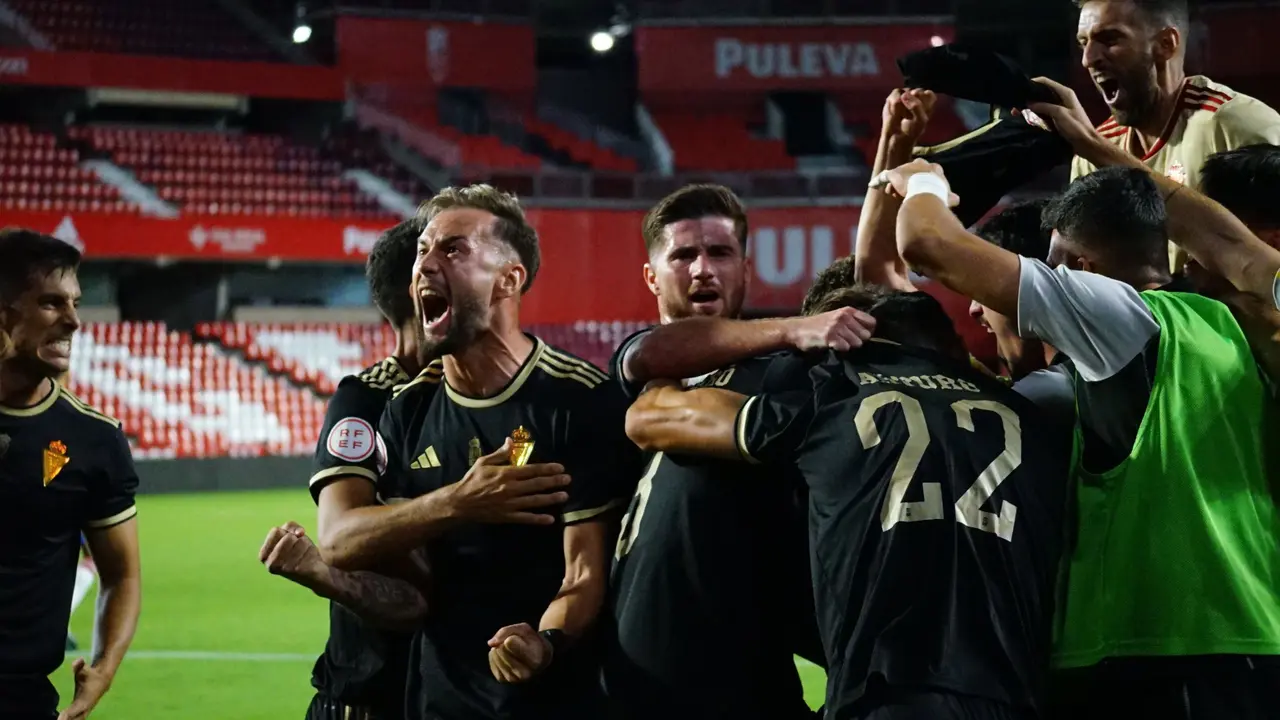 Los jugadores del Real Murcia celebran la victoria en Granada