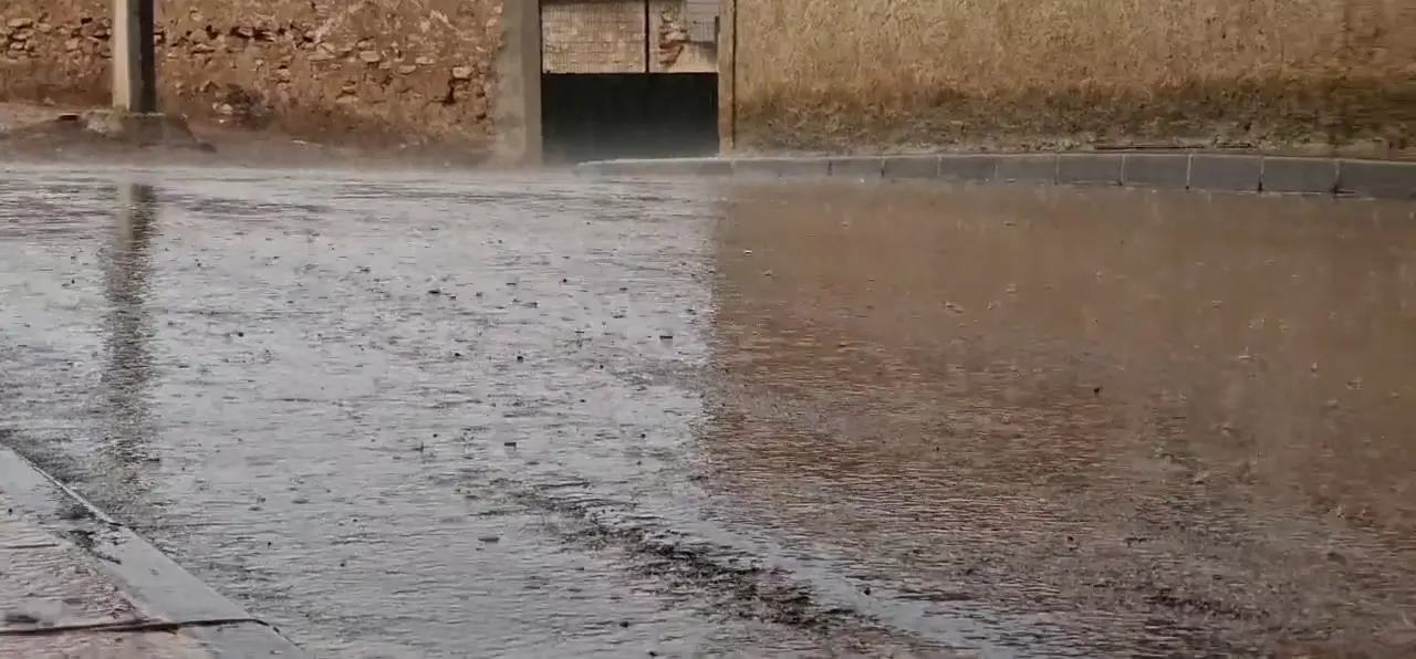 La lluvia ca&iacute;a con fuerza este mi&eacute;rcoles en la localidad caravaque&ntilde;a de El Moralejo (foto: La 7)