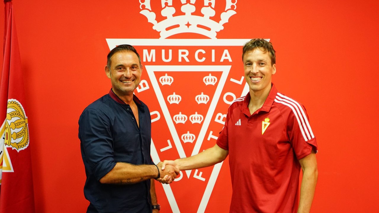 El director deportivo grana, Javier Recio (izq.) da la bienvenida a Tomás Pina al Real Murcia