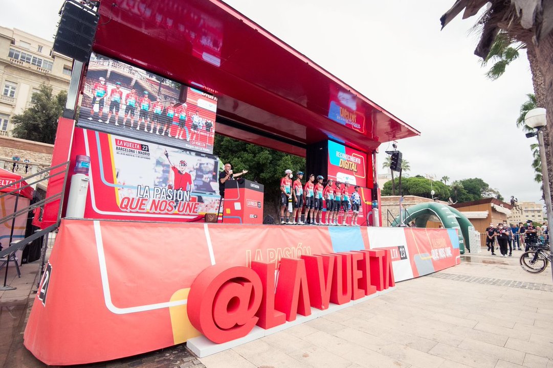 Escenario instalado en Cartagena para presentar a los corredores de la novena etapa de la Vuelta (foto: La Vuelta)