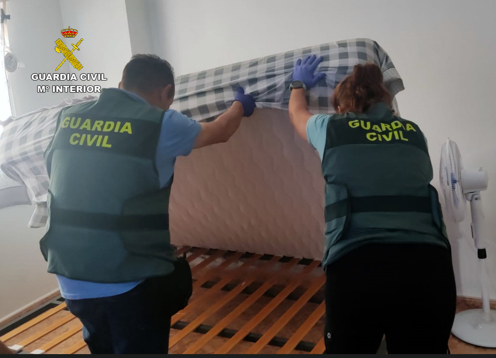 Un momento del registro de la Guardia Civil en uno de los pisos que utilizaba la banda colombiana (foto: Guardia Civil)