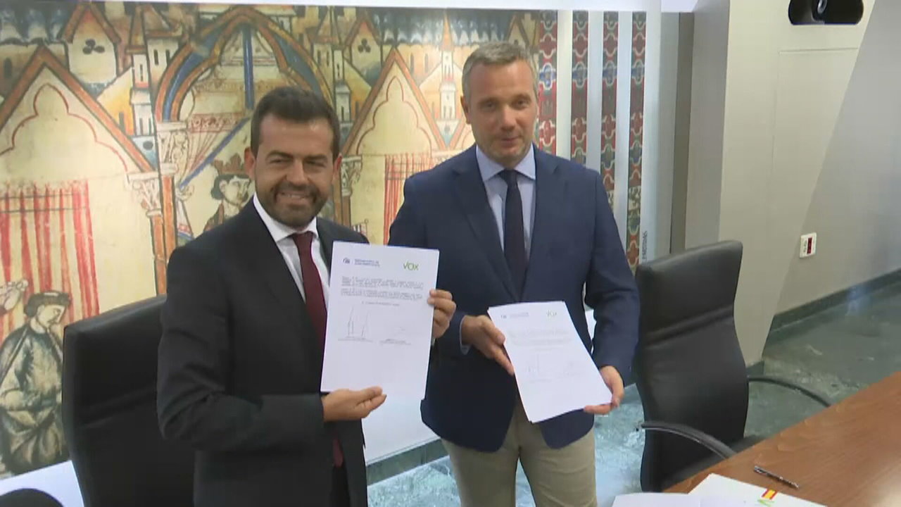 Rubén Martínez (Vox) y Joaquín Segado (PP) presentan el acuerdo de Gobierno en la Región (foto: La 7)