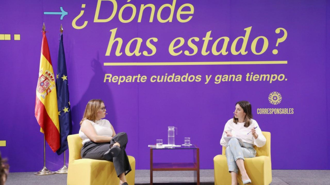 La secretaria de Estado de Igualdad, Ángela Rodríguez (izq.) y la ministra Irene Montero