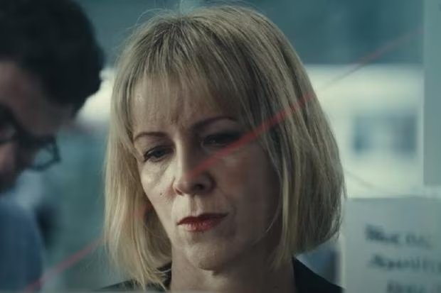 Eva Llorach (Ester) en una de las escenas de la serie 'El cuerpo en llamas' (foto: Netflix)
