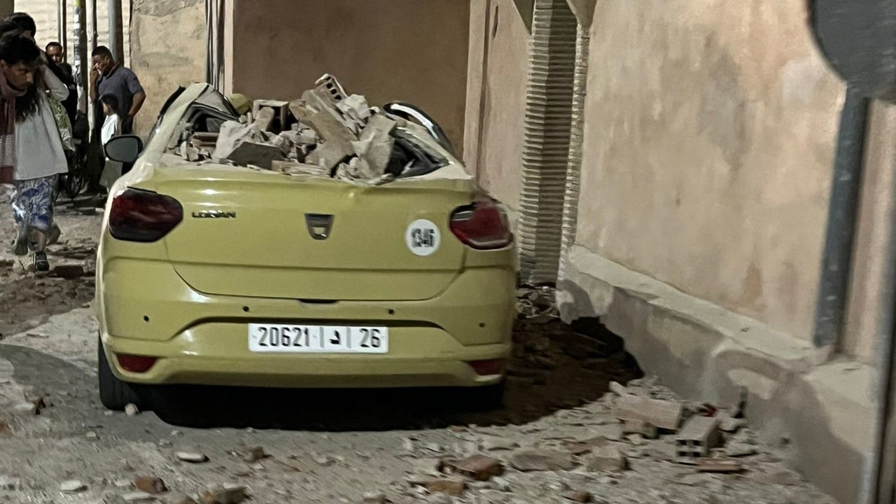 Coche destrozado por el terremoto en Marrakech