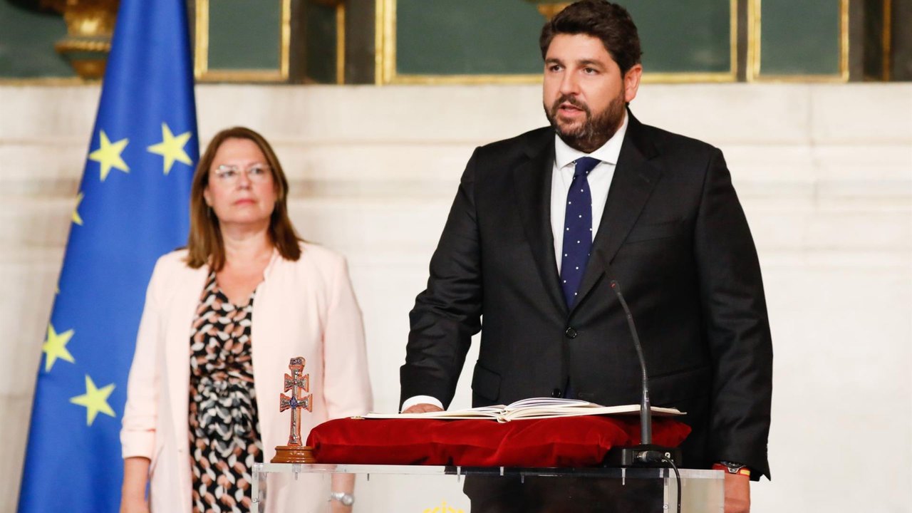 López Miras toma posesión como presidente de la Comunidad