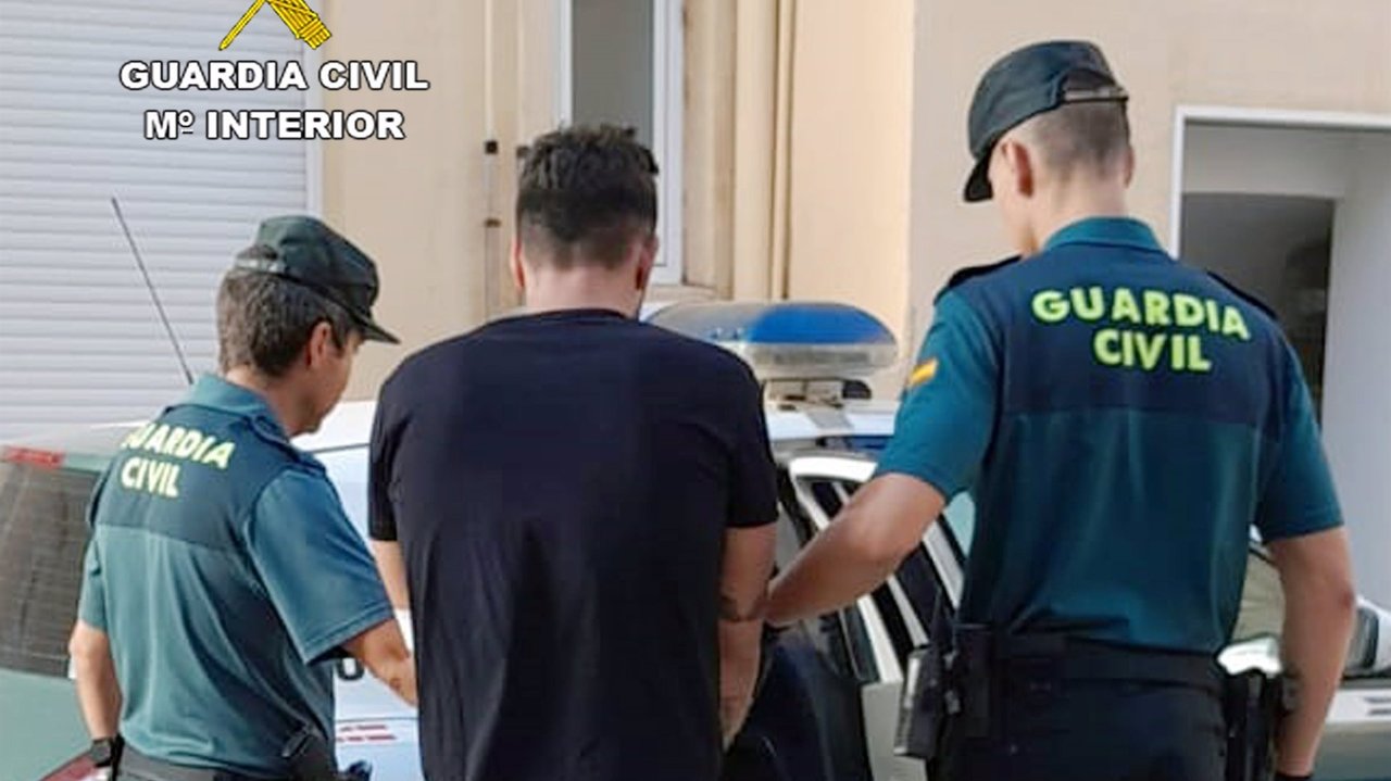 Imagen del detenido, custodiado por agentes de la Guardia Civil (foto: Guardia Civil)