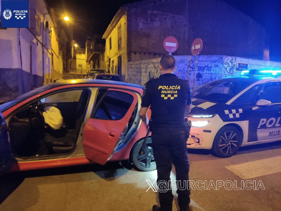 Imagen del vehículo que chocó contra una vivienda en Murcia (foto: Policía Local de Murcia)