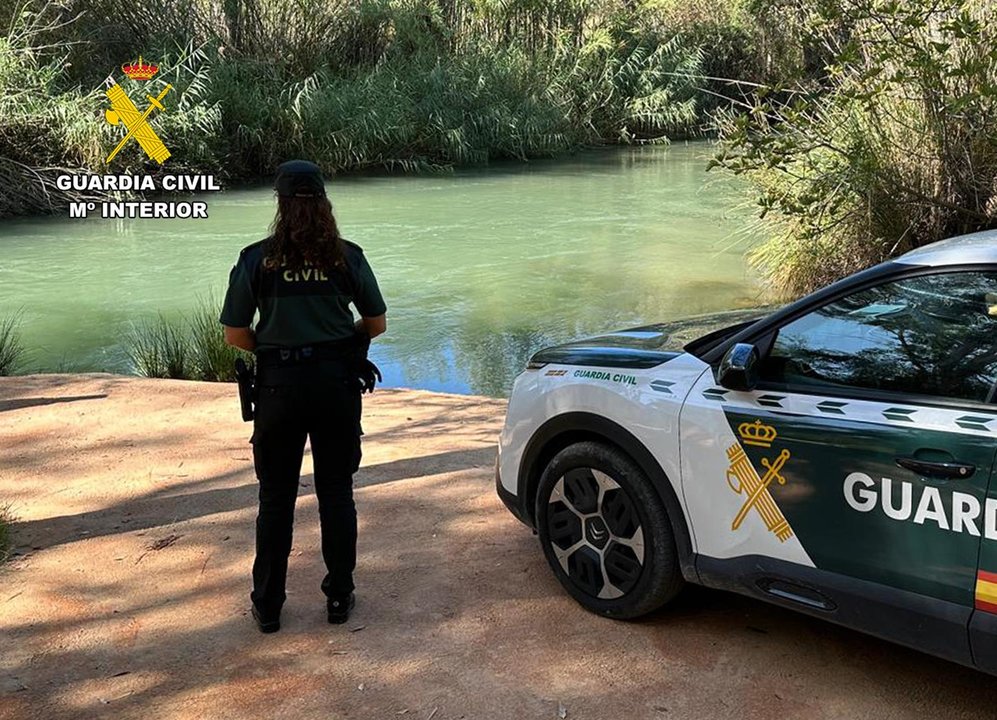 Agentes de la Guardia Civil y agentes medioambientales de la Región rescatan a una madre y a su hijo del río Segura en Calasparra (foto: GC)
