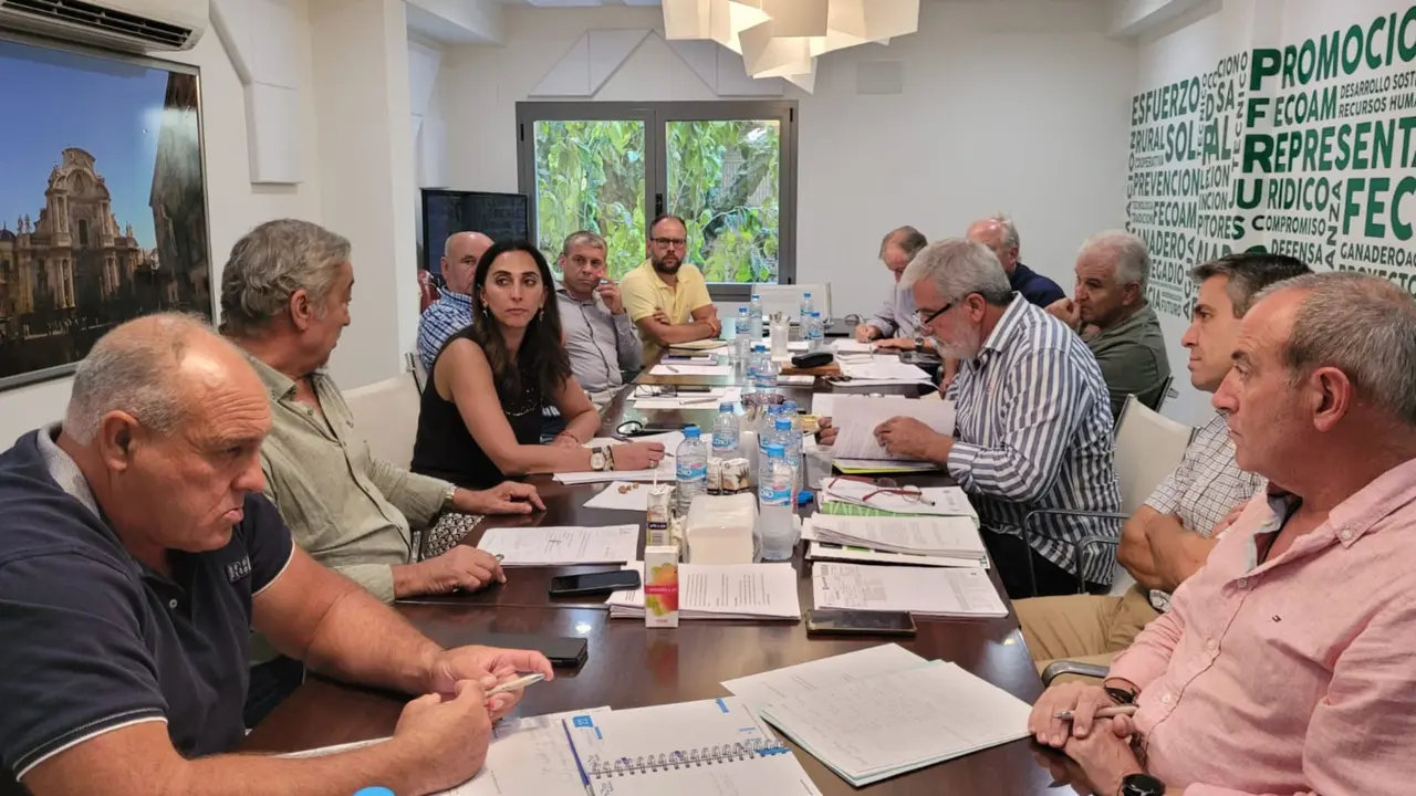 Reuni&oacute;n de la consejera de Agua, Agricultura, Ganader&iacute;a y Pesca, Sara Rubira, con los responsables de Fecoam.