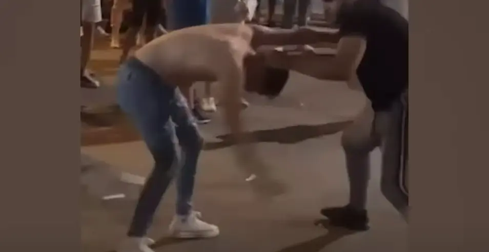 Una de las im&aacute;genes de la pelea viral que se produjo en la fiesta cartagenera de Cathagineses y Romanos (foto: Instagram)