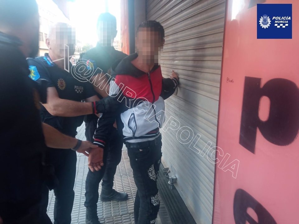 Imagen del individuo en el momento de ser arrestado (foto: Policía Local de Murcia)