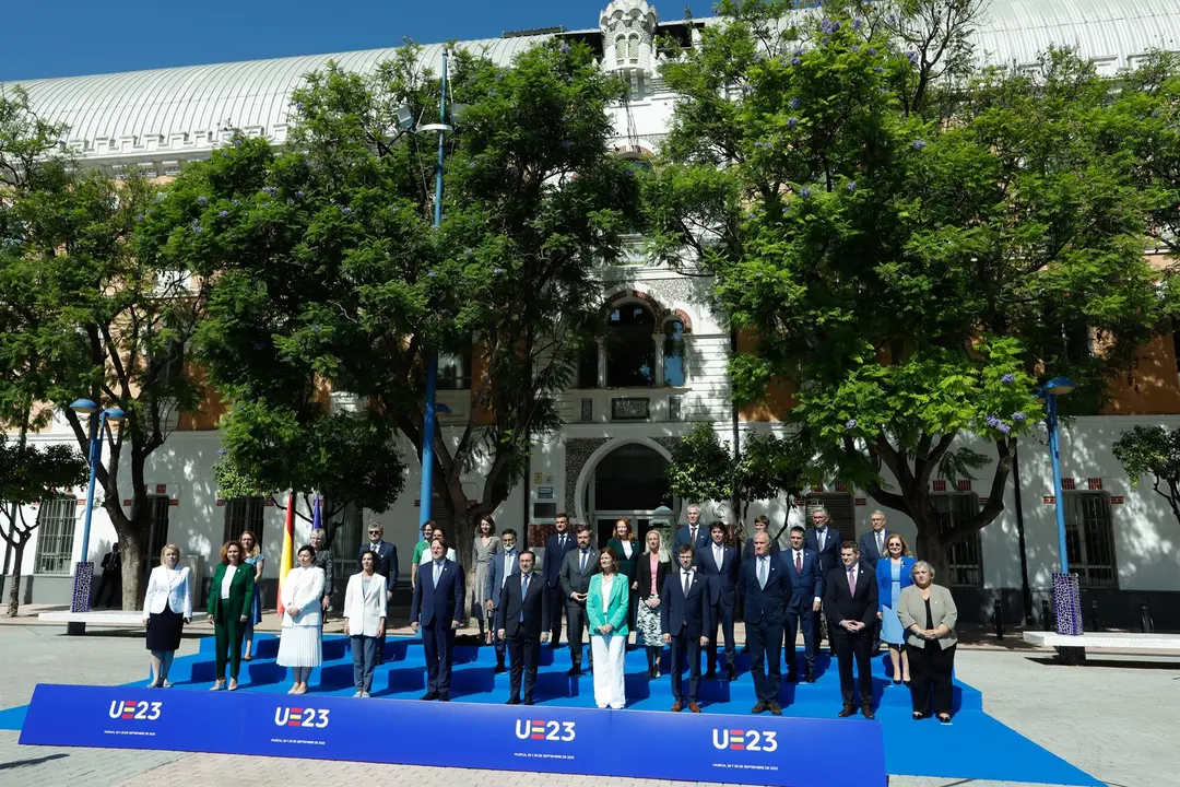 Foto de familia de los asistentes a la reuni&oacute;n informal ministerial de Asuntos Generales y Pol&iacute;tica de Cohesi&oacute;n, en Murcia (foto EP)