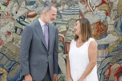 Felipe VI y Francina Armengol (foto: EP)