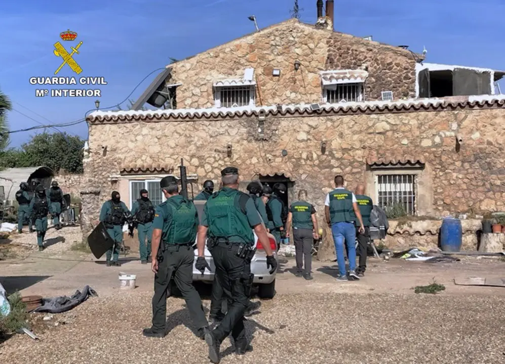 Imagen del momento de la detenci&oacute;n por parte de la Guardia Civil (foto: GC)