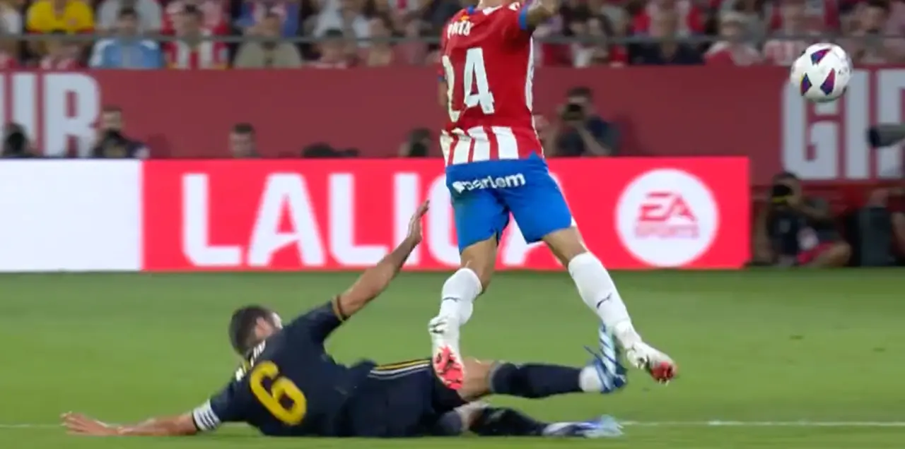 Dura entrada de Nacho Fern&aacute;ndez a Portu, que ha dejado noqueado al futbolista de Beniel (foto: Twitter)