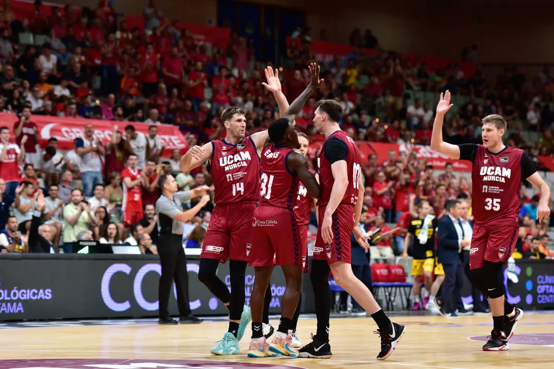Los jugadores del UCAM Murcia CB en plena celebraci&oacute;n (foto: UCAM Murcia CB)