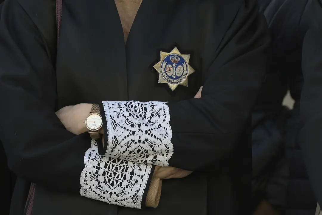 Detalle de la toga de un letrado de la Administraci&oacute;n de Justicia (foto: EP)