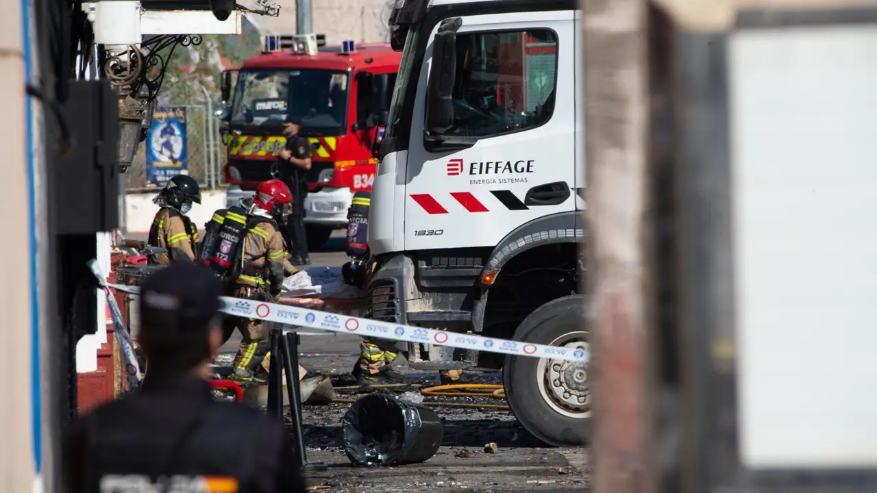 Bomberos de Murcia trabajan frente al Teatre, en la zona de ocio de Las Atalayas, donde ocurri&oacute; el incendio, a 2 de octubre de 2023, en Murcia, Regi&oacute;n de Murcia (Espa&ntilde;a). El Delegado del Gobierno de la Regi&oacute;n de Murcia ha comunicado que se han localizado - Javier Carri&oacute;n - Europa Press