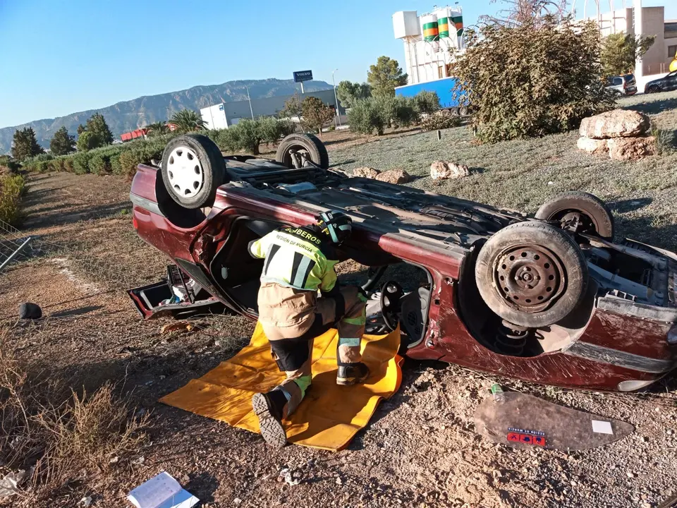 Un efectivo del CEIS trabaja para sacar al herido del veh&iacute;culo siniestrado