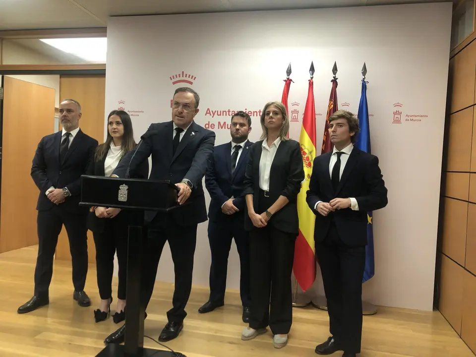 El portavoz del Grupo Municipal Vox en el Ayuntamiento de Murcia, Luis Gestoso, con el resto de su equipo (foto: Europa Press)