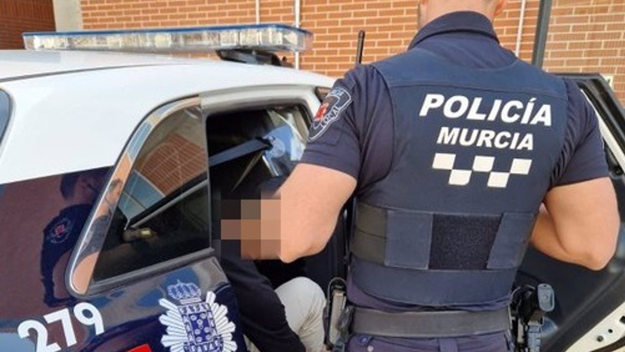 Imagen del detenido, custodiado por la Policía Local de Murcia (foto: Policía Local de Murcia)