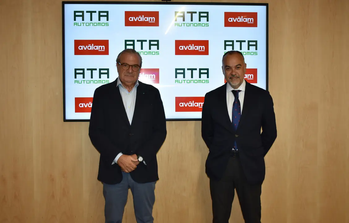 Luis Mart&iacute;nez de Salas (Av&aacute;lam) y Francisco Casado (ATA Murcia), tras la firma del convenio (foto: Av&aacute;lam)