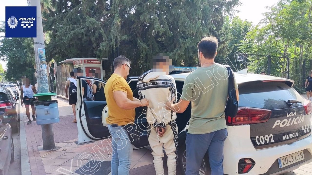 Imagen del individuo en el momento del arresto (foto: Policía Local de Murcia)