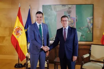 El secretario general del PSOE y presidente del Gobierno en funciones, Pedro S&aacute;nchez (i), se re&uacute;ne con el l&iacute;der del Partido Popular, Alberto N&uacute;&ntilde;ez Feij&oacute;o (d), dentro de la ronda de contactos para la investidura, en el Congreso de los Diputados (foto: EP)