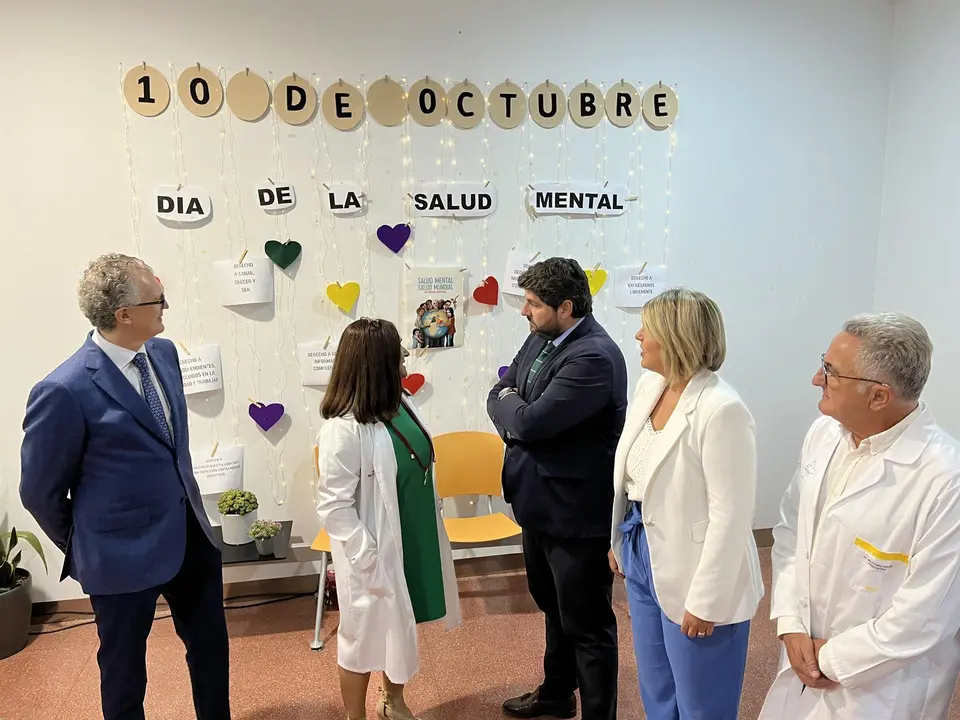 L&oacute;pez Miras durante su visita a la Unidad de Rehabilitaci&oacute;n del Centro de Salud Mental de Cartagena