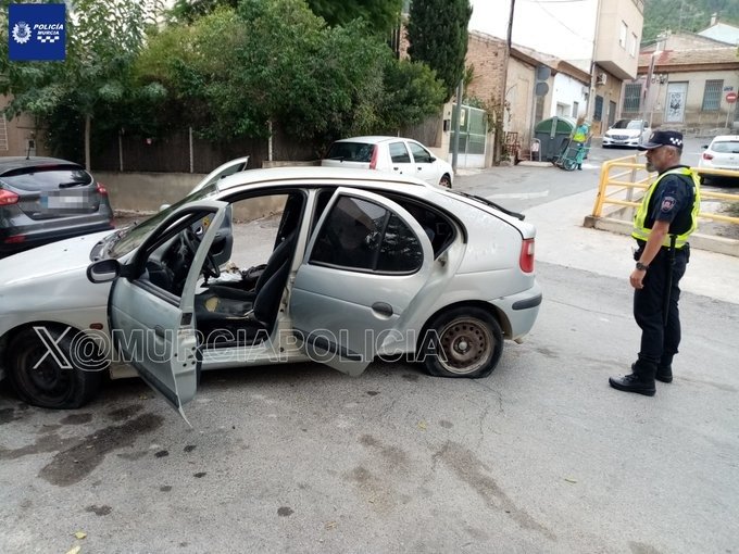 El vehículo encontrado en la pedanía murciana de Torreagüera con las ruedas desinfladas (foto: Policía Local de Murcia)